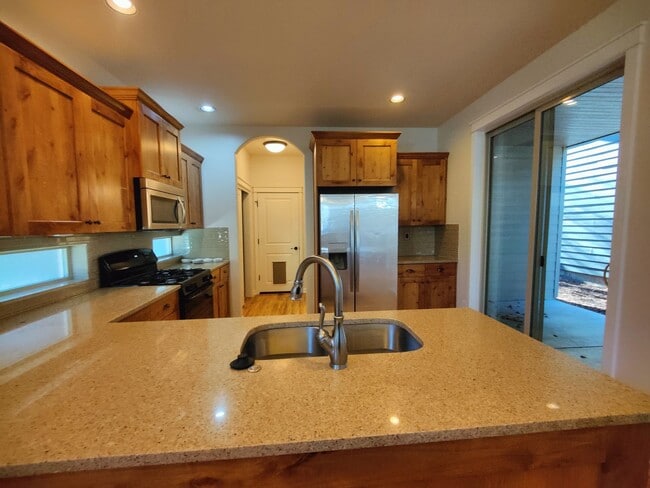 Building Photo - Beautiful 3x2.5 with fenced patio and upstairs bonus area