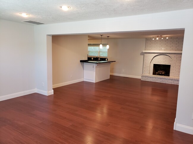 Building Photo - Granite Counter Tops w/ Open Floor Plan in...
