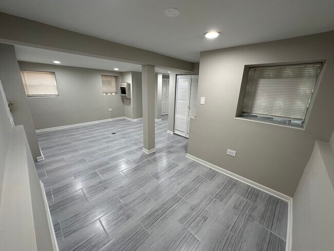 Building Photo - 2815 N Albany Ave