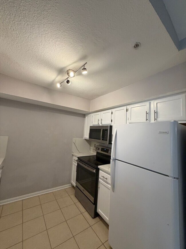 Building Photo - Newly Upgraded and Spacious 2B/2B Unfurnished Condo near Beach in Destin!