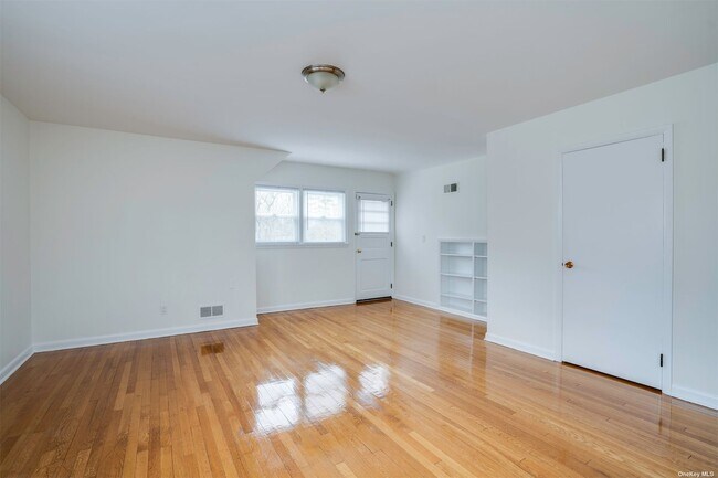 Building Photo - 10 Old Westbury Rd