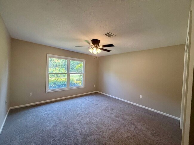 Building Photo - 149 Rolling Oaks Dr