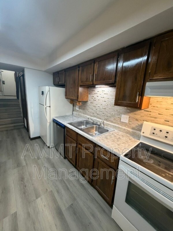 Building Photo - 608 S Garnavillo St