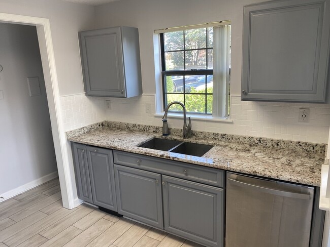 Building Photo - 423 Harbour Point