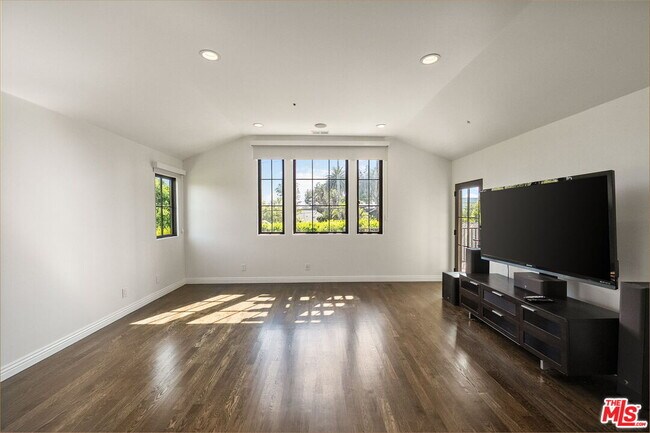 Building Photo - 516 Lincoln Blvd