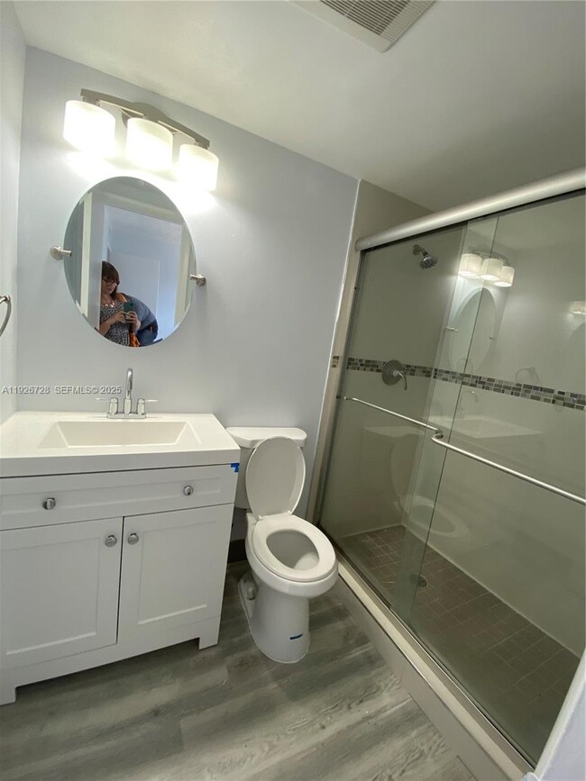 Building Photo - 9375 Fontainebleau Blvd