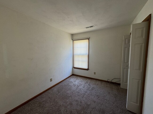 Building Photo - Cozy Townhouse