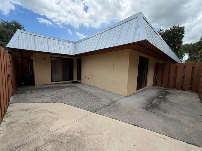 Building Photo - 2201 SW 28th St