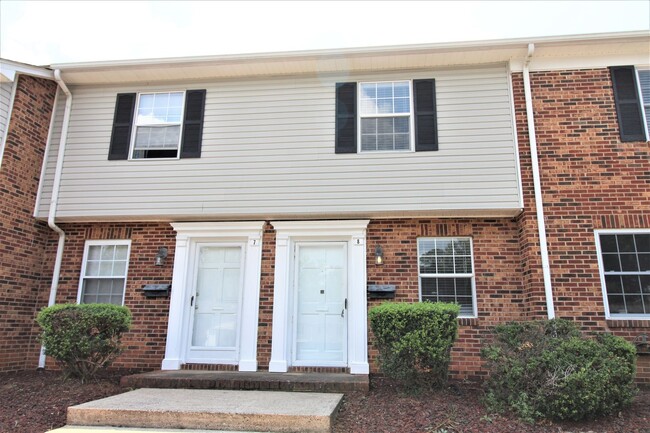 Primary Photo - Renovated 2 bedroom Townhome in Belmont!