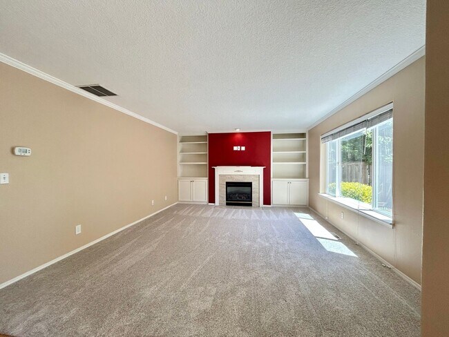 Building Photo - Spacious 4 Bed, 2.5 Bath House