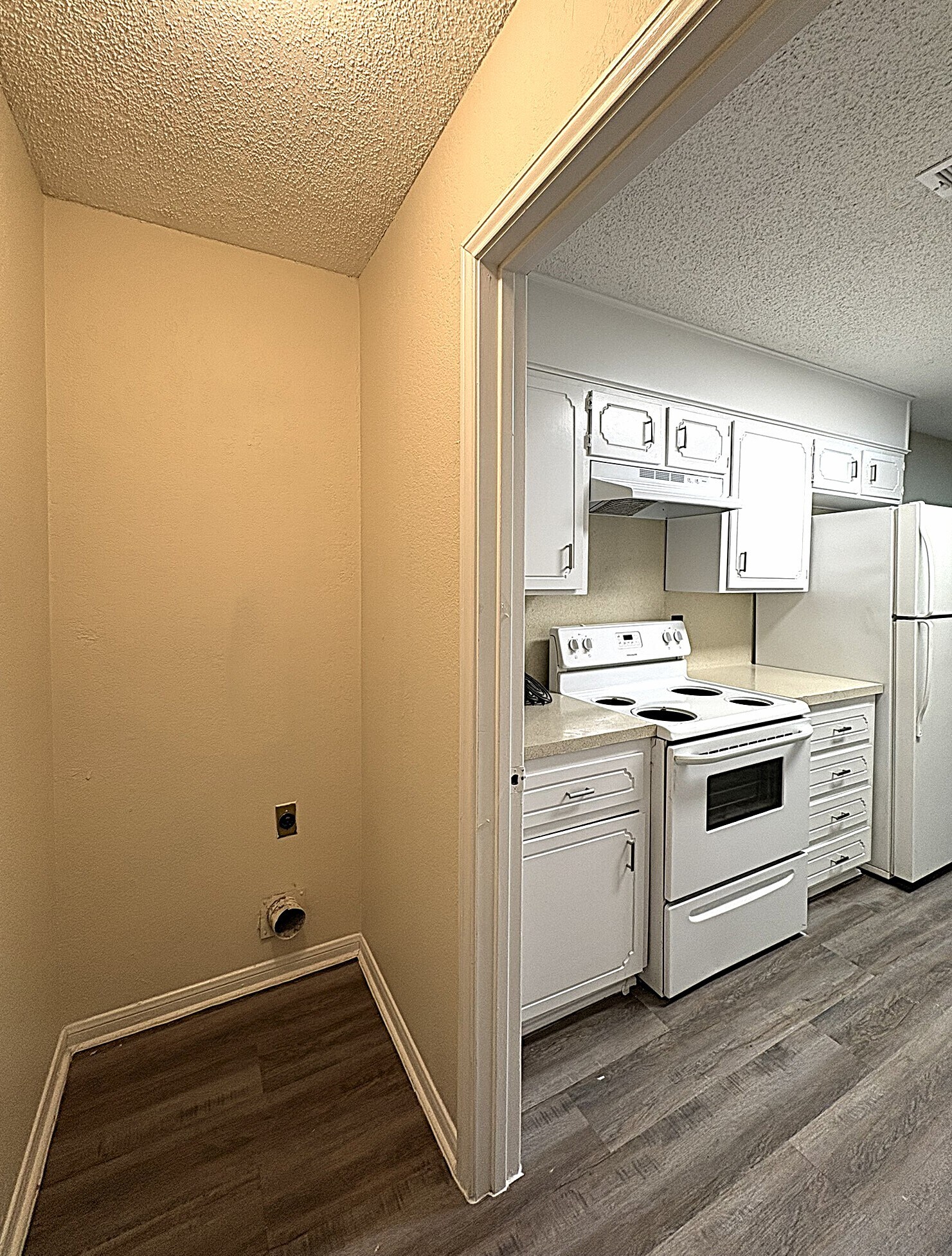 Building Photo - 3901 Hereford Ln