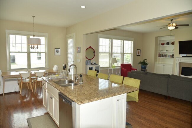 Building Photo - Beautiful, Spacious 4 bedroom 3 bath home ...