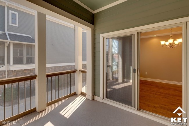 Building Photo - 2 br, 3.5 bath Townhome - 136 N Rutan St