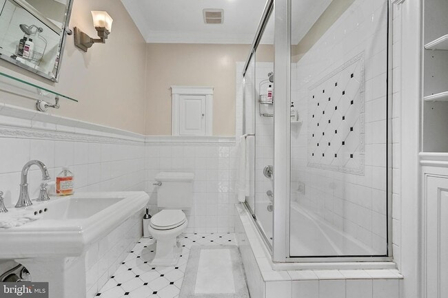 Building Photo - 1503 Russell Rd