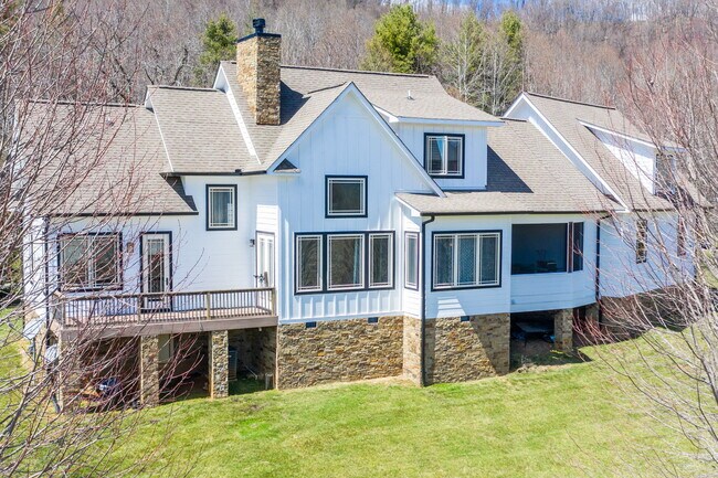 Building Photo - 137 N Ridge Ln