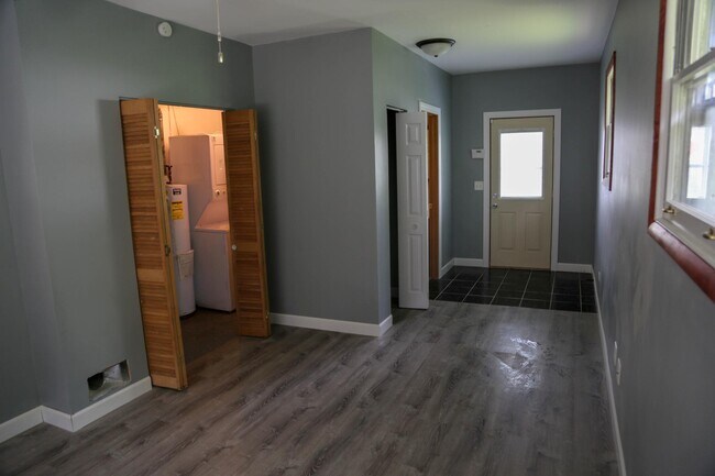 Building Photo - 631 Elm St