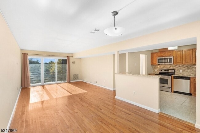 Building Photo - 41 Mt Kemble Ave