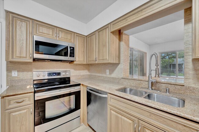 Building Photo - Beautiful 3-Bed / 2 Bath Pool Home in Sara...
