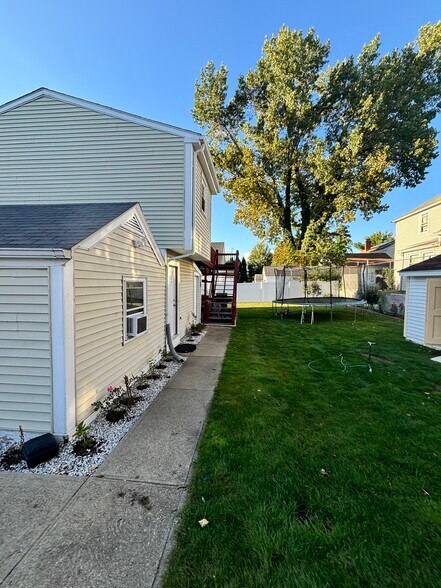 Building Photo - 41 Aldine St