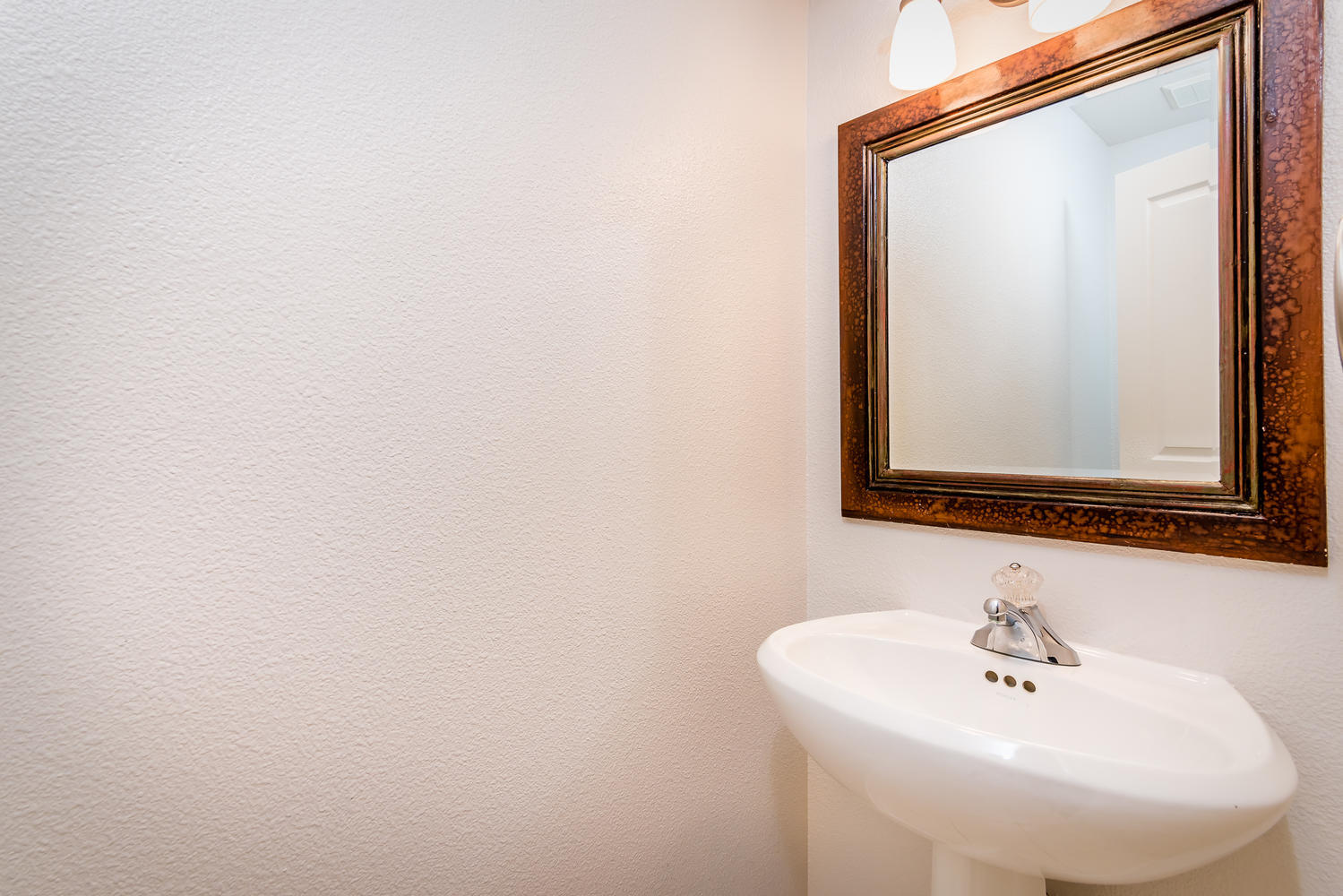 Building Photo - 903 Lawrence Dr