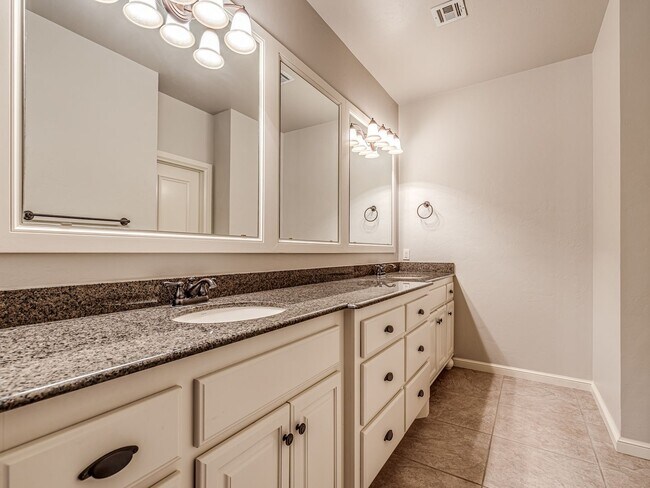 Building Photo - Luxury Townhome in Edmond + Near Rose Cree...