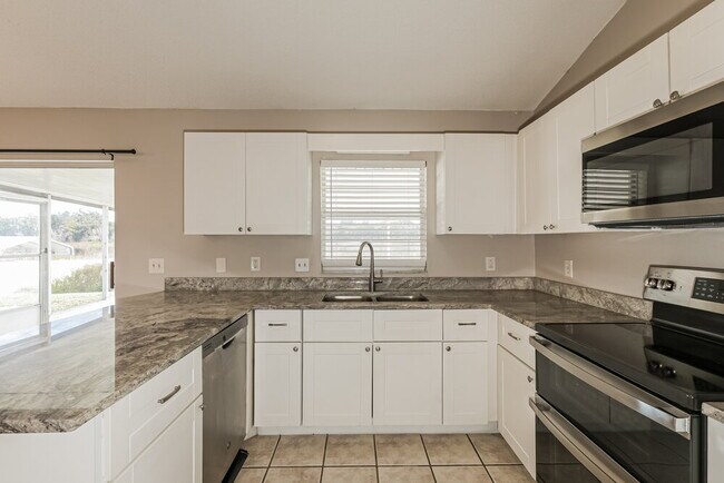 Building Photo - 38926 Carr Dr