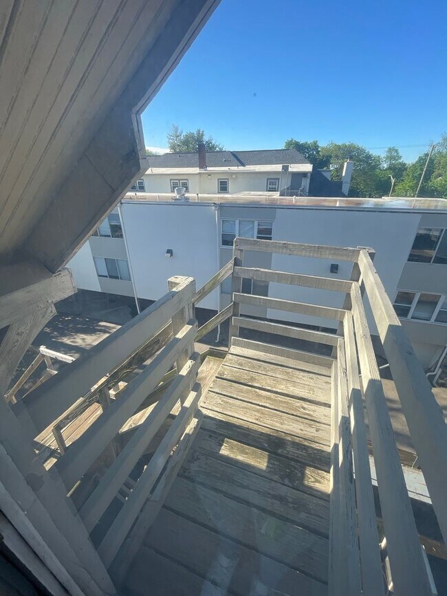 Building Photo - 725 Church St