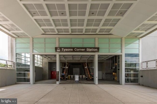 Building Photo - 1625 International Dr