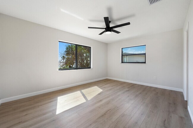 Building Photo - 4003 S Indian River Dr