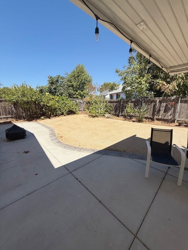 Building Photo - Beautifully Upgraded 4 Bed/2 Bath Single-L...