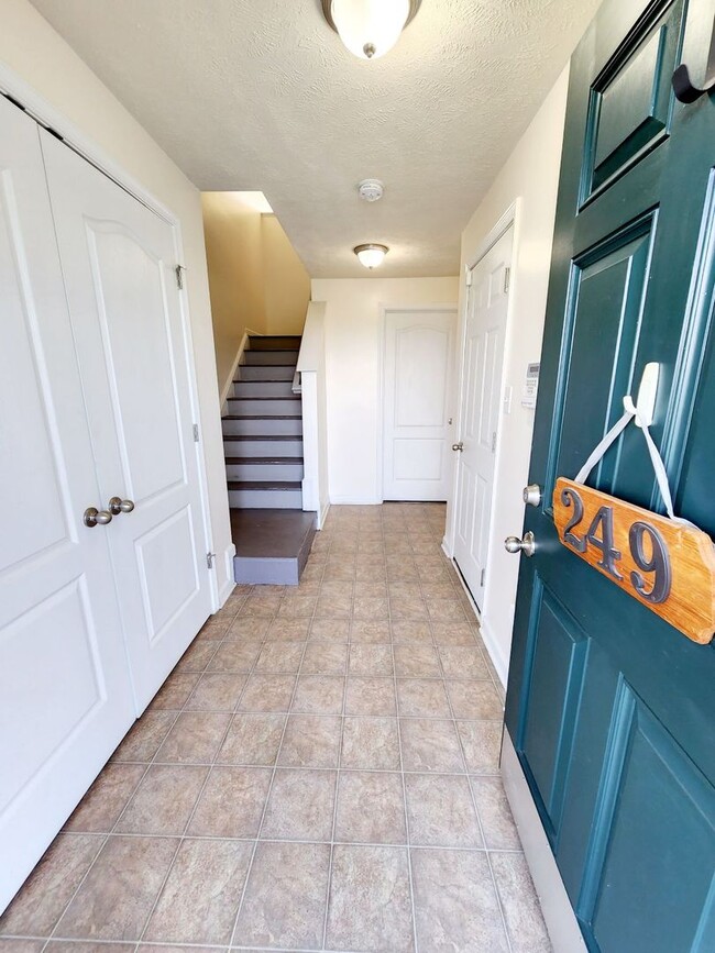 Building Photo - 3 bed/2.5 bath Townhouse in Westover - Ava...