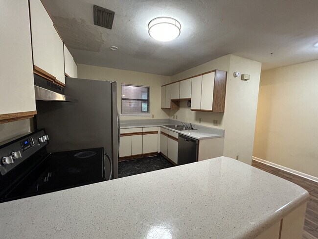 Building Photo - Spacious 2 bedroom townhouse with an additional loft located near TCC!