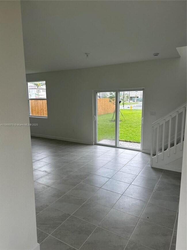 Building Photo - 2464 SE 24th Ave