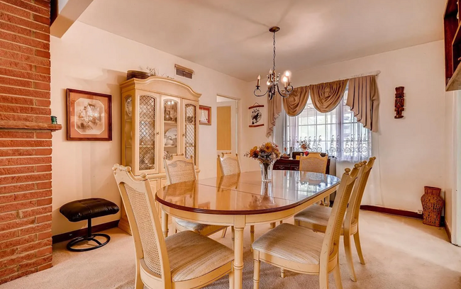 Building Photo - 3 bedroom / 2 bathroom house with large ba...