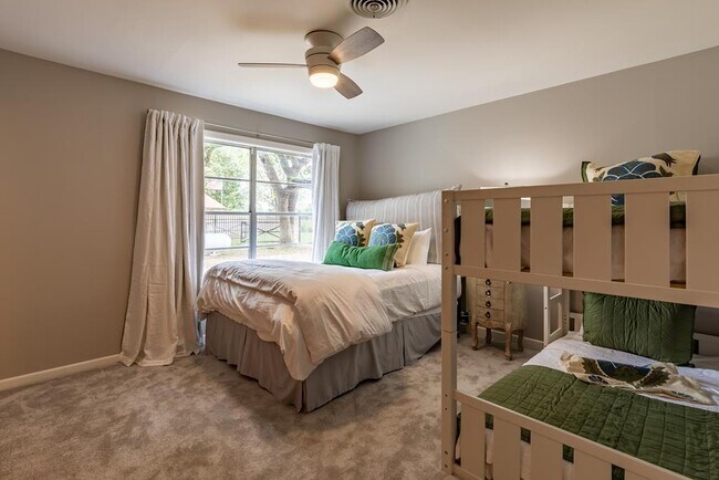 Building Photo - 2865 Bandera Hwy