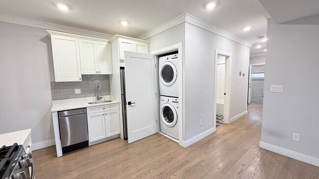 Building Photo - 93 George St