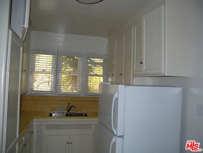 Building Photo - 442 N Palm Dr