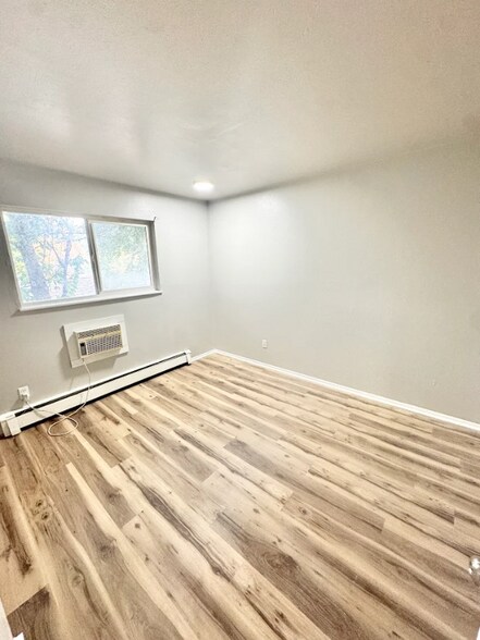 Building Photo - 319-321 E Brookside St