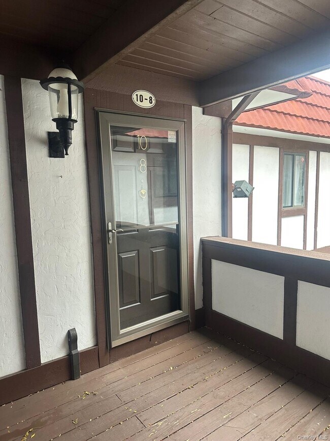 Building Photo - 10 Skyline Dr