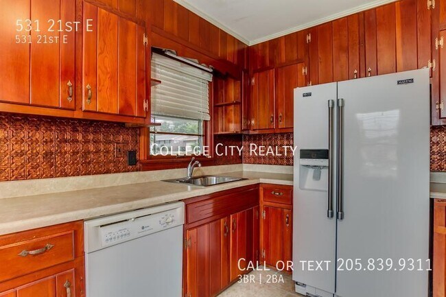 Building Photo - 531 21st St E