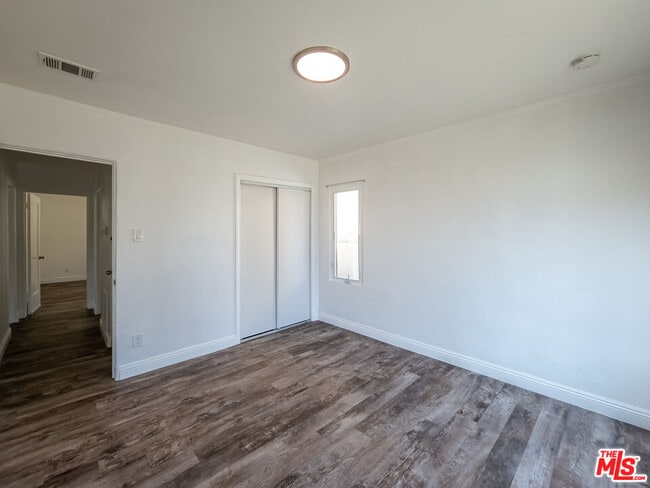Building Photo - 723 W Doran St