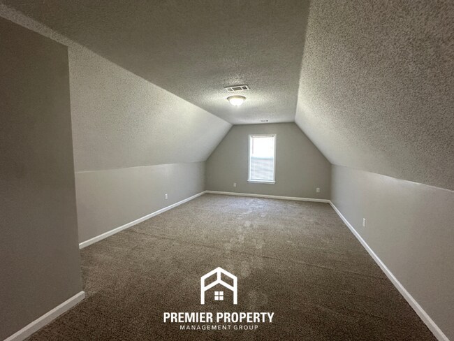Building Photo - 4 Bedroom Home for Rent in Memphis, TN | High Ceilings, Stone Fireplace & 2-Car Garage