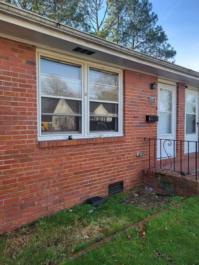 Building Photo - 205 Kelly Dr
