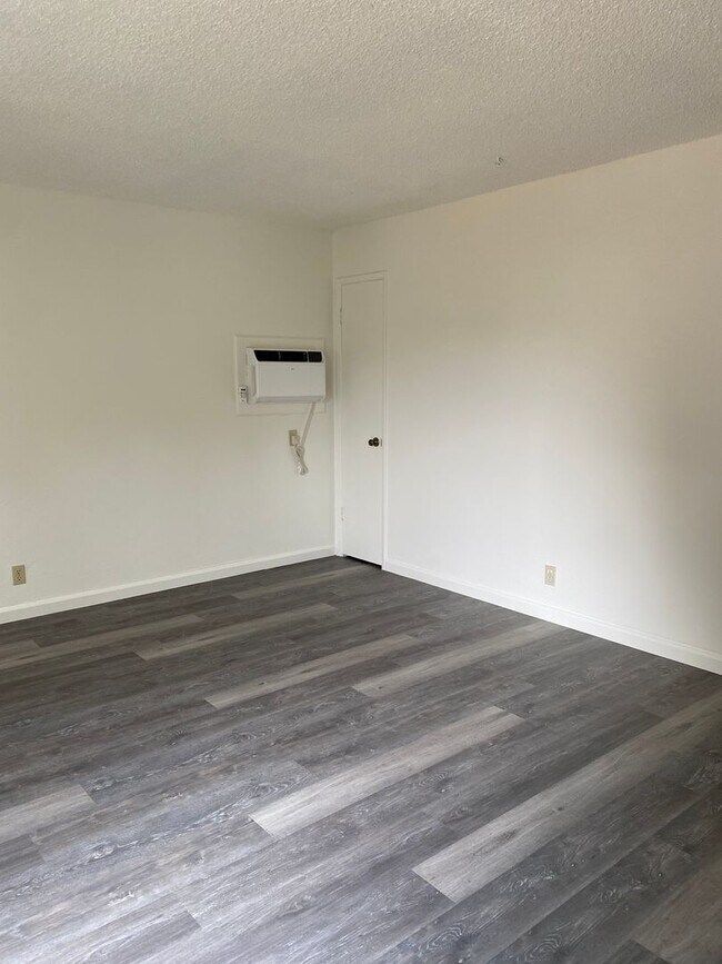 Building Photo - Charming 2 bedroom home - 1/2 OFF MOVE IN SPECIAL