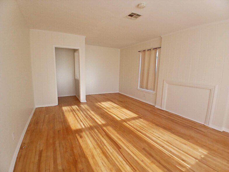 Dining area - 10636 Louise Ave