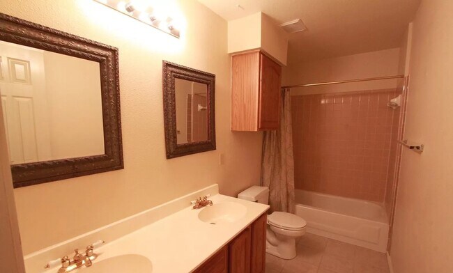 Second bathroom 2 - 3312 Silk Oak Dr