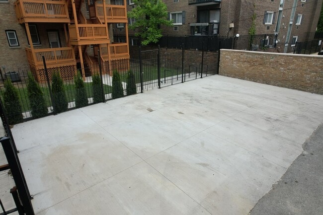 Building Photo - 4338 N Clarendon Ave