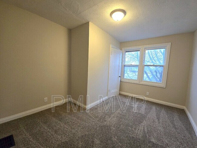 Building Photo - 523 Townsend Ave