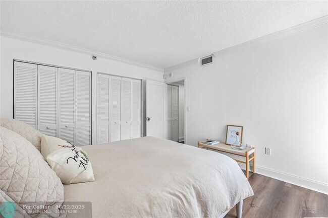 Building Photo - 20515 E Country Club Dr