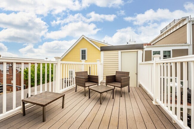 Building Photo - 45 Mystic St